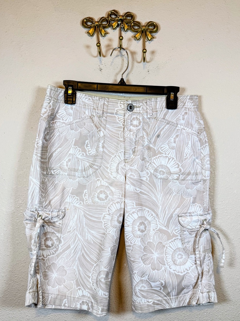 Gloria Vanderbilt Khaki & White Floral Cargo Women's Shorts 100% cotton. Size 6